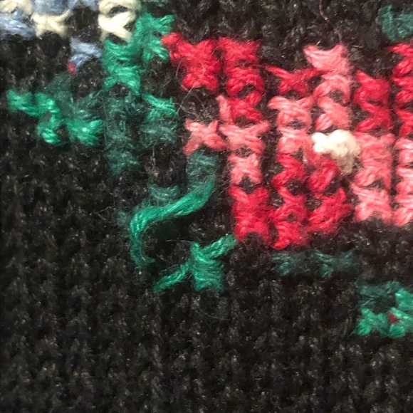 🎄Vintage Venezia Christmas Cross Stitch Sweater- 437 $40 or $35 w/offer - Picture 4 of 6